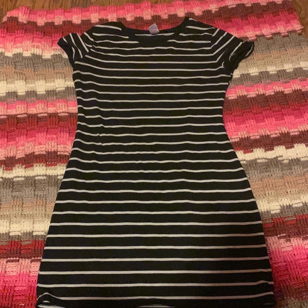 This is a dress I got when I was 17 and I can’t fit it anymore so it’s leaving